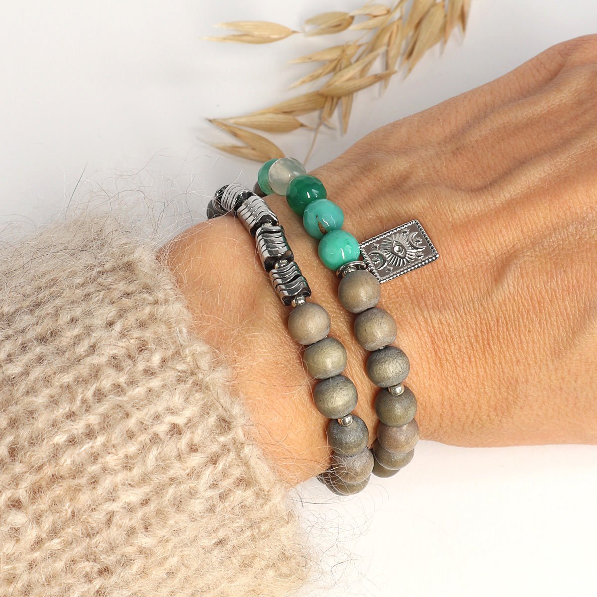 Hand trägt Edelstein Armband mit Achat, Hämatit und Holzperlen, handgefertigt im Wickeldesign