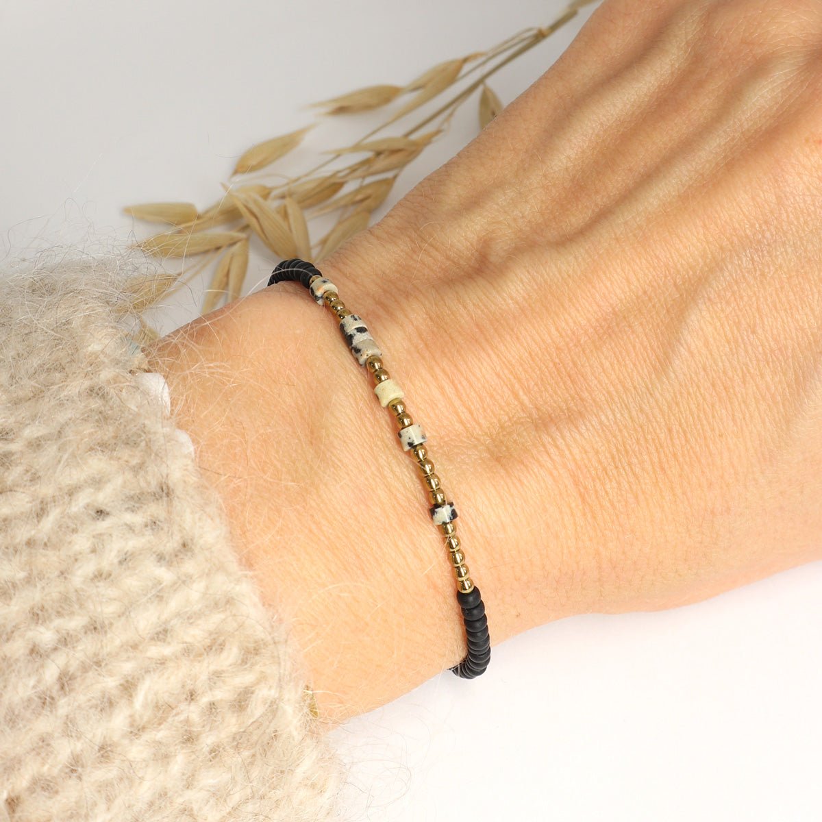Morsecode Armband Selflove mit schwarzen und goldenen Perlen am Handgelenk getragen
