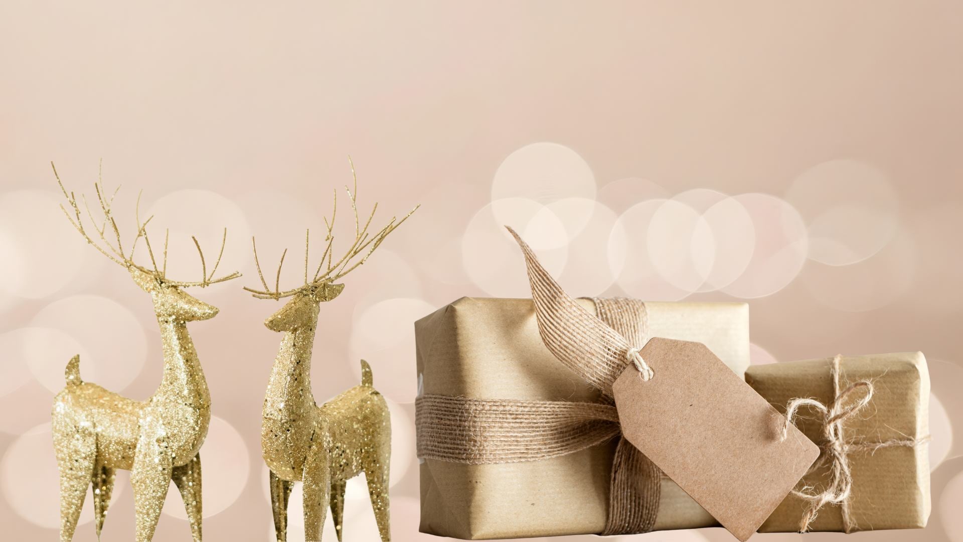 Weihnachtliches Arrangement in Beige mit Geschenken und goldener Hirschdeko