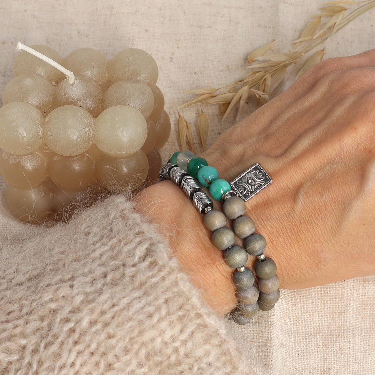 Yoga Armband mit grünen Achat- und Holzperlen am Handgelenk getragen, leichter Komfort