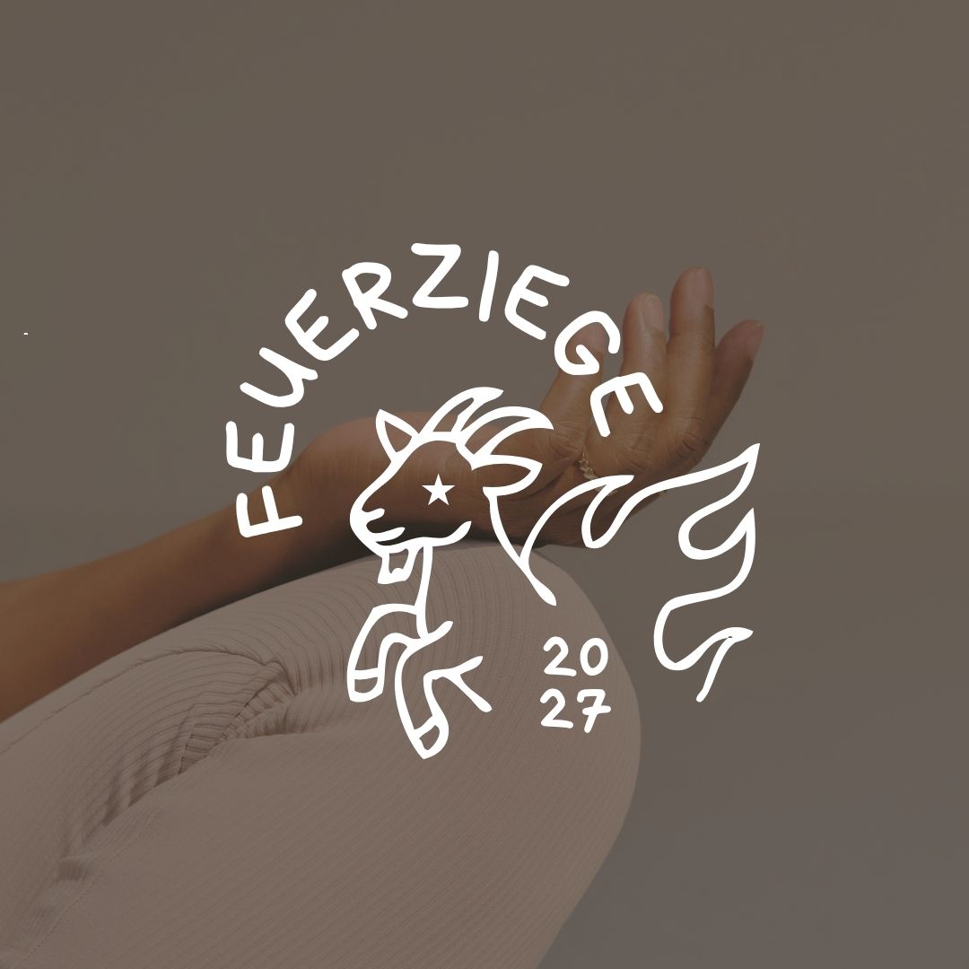 Feuer-Ziege 2027 Logo liegt über einem Bild 