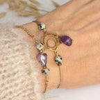 Lila Amethyst Armband mit runden Naturstein-Perlen in Nahaufnahme