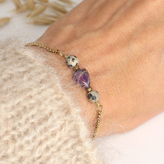 Armband mit Amethyst und Dalmatiner-Jaspis schmiegt sich ans Handgelenk