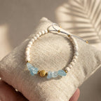 Detailansicht des größenverstellbaren Verschlusses vom Aquamarin Armband für optimalen Tragekomfort im Alltag.