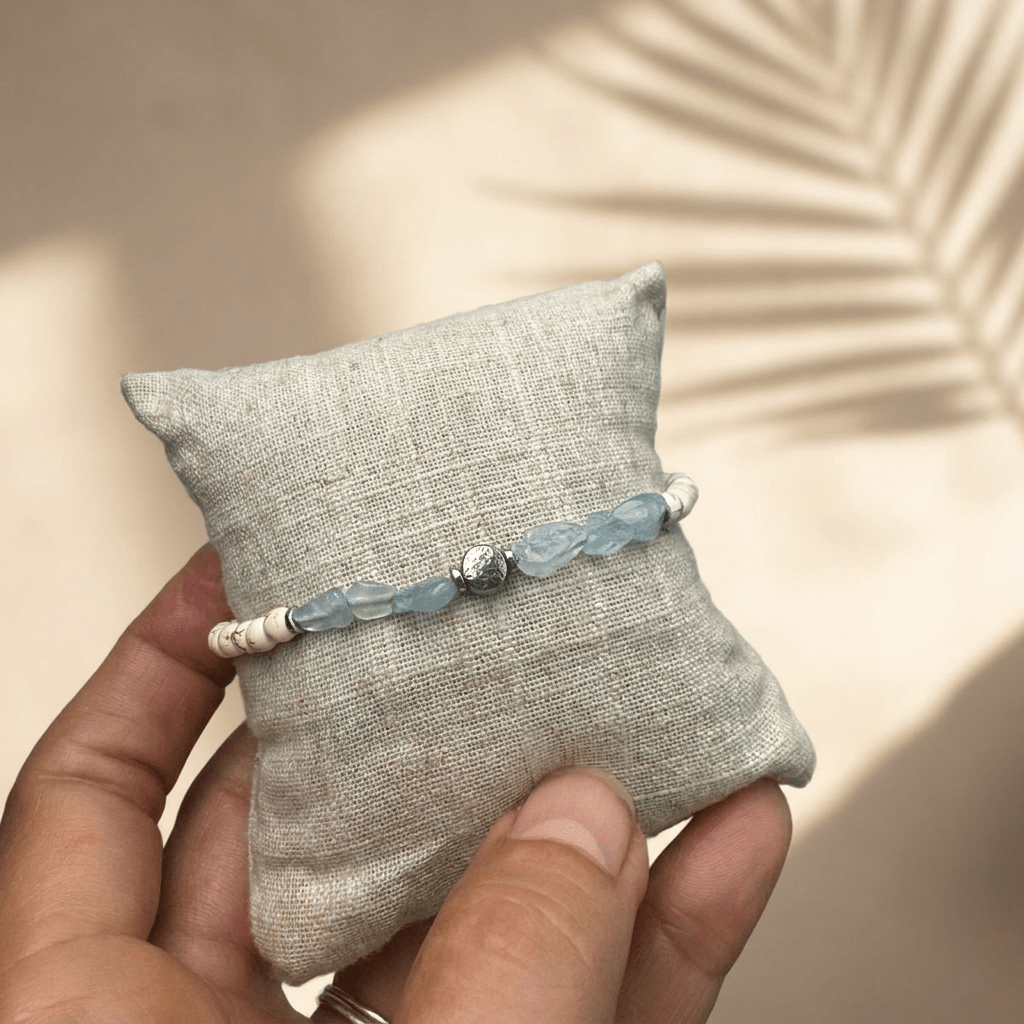 Handgefertigtes Seelenschmuck Armband aus Aquamarin-Rohsteinen mit einer filigranen Blume des Lebens in Silber.