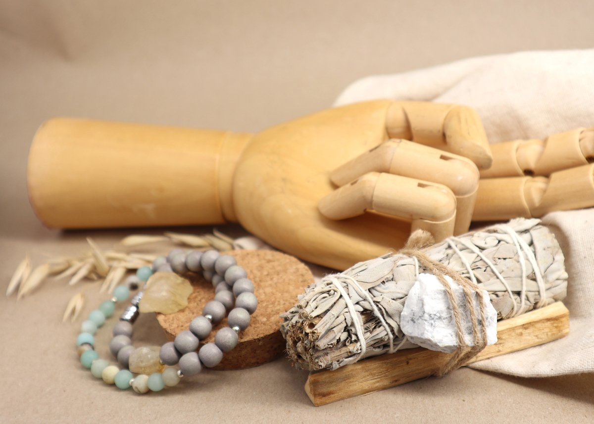 Armband mit Bedeutung liegt neben Räucherwerk