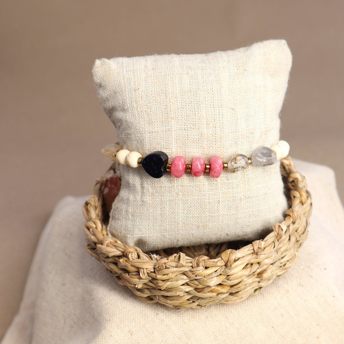 Handgefertigtes Naturstein Armband mit Blaufluss Herz, Jade und Rutilquarz, elastisches Stretch Armband für Damen.