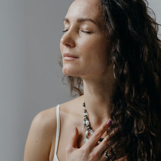 Atemübung für mehr Ruhe mit Yoga Schmuck - trueffeldesign | Handgemachter Schmuck mit Bedeutung