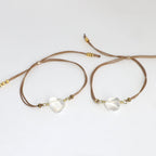 Minimalistisches Bergkristall Armband mit Edelstein – handgemachter Schmuck auf hellem Hintergrund
