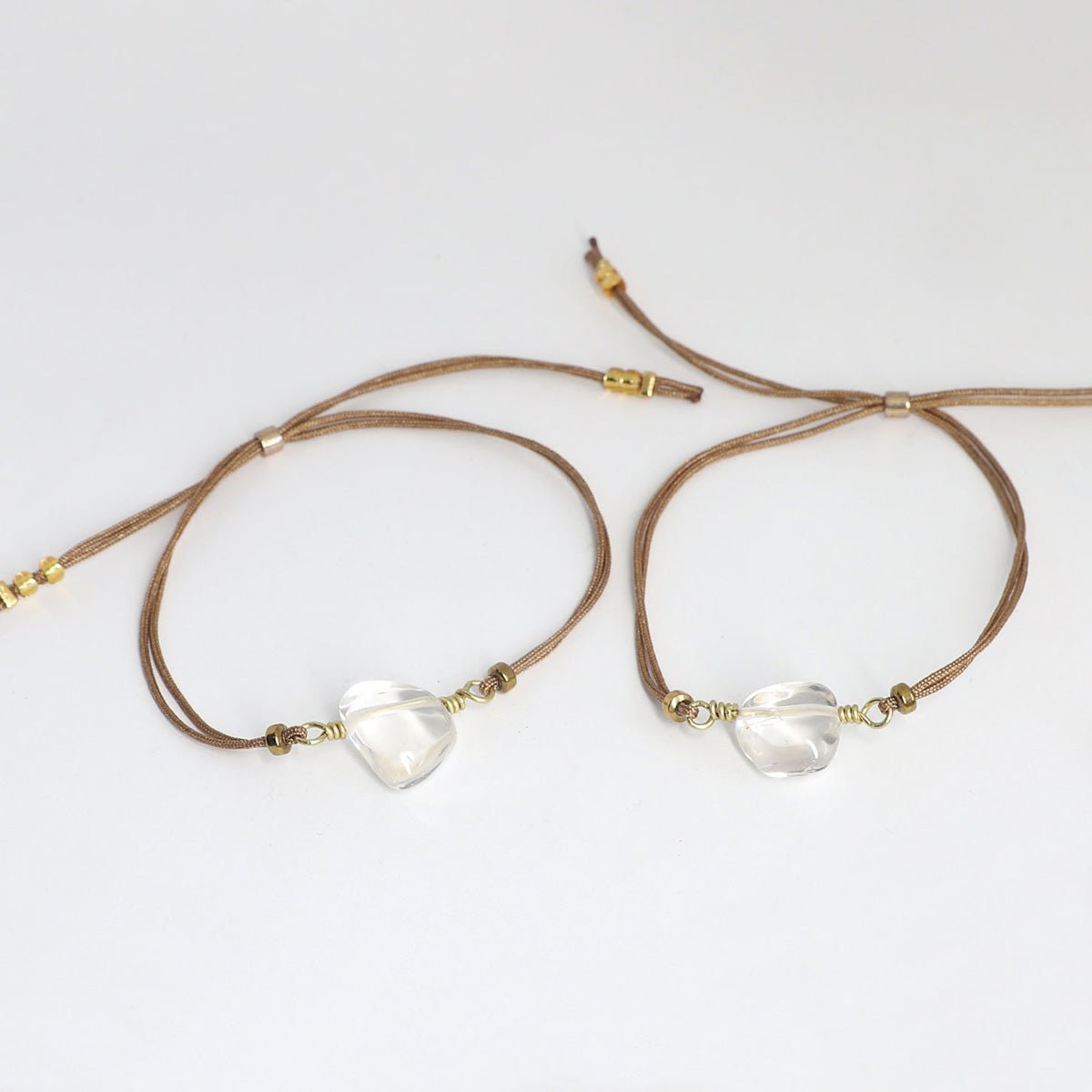 Minimalistisches Bergkristall Armband mit Edelstein – handgemachter Schmuck auf hellem Hintergrund