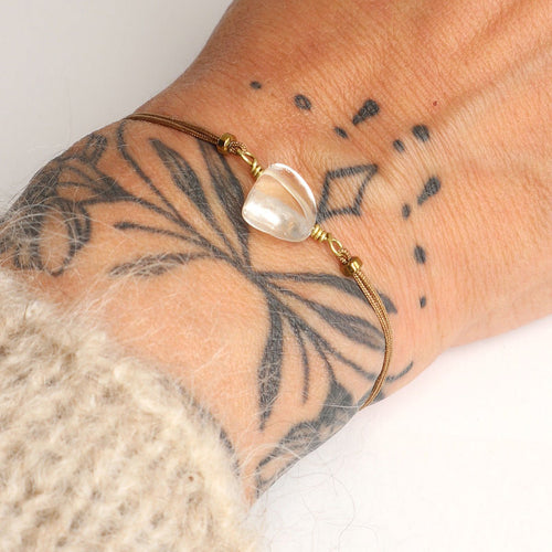 Nahaufnahme minimalistisches Bergkristall Armband mit klarem Edelstein und verstellbarem Band