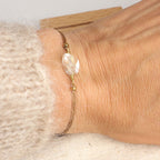 Minimalistisches Bergkristall Armband mit verstellbarem Band – handgefertigter Edelstein Schmuck am Handgelenk getragen