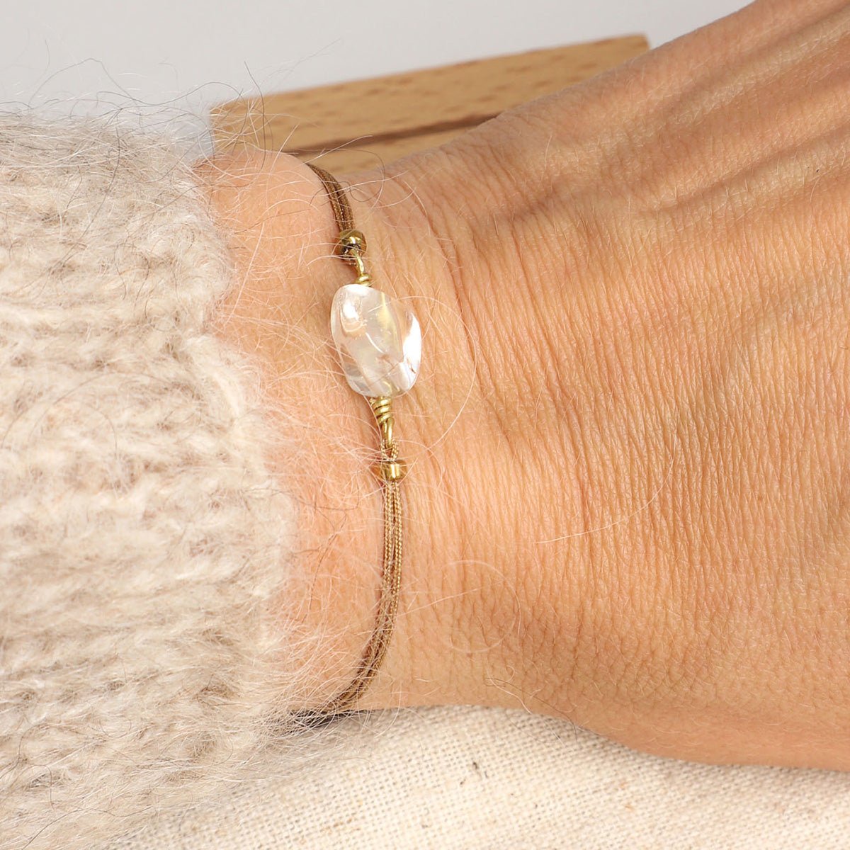 Minimalistisches Bergkristall Armband mit verstellbarem Band – handgefertigter Edelstein Schmuck am Handgelenk getragen