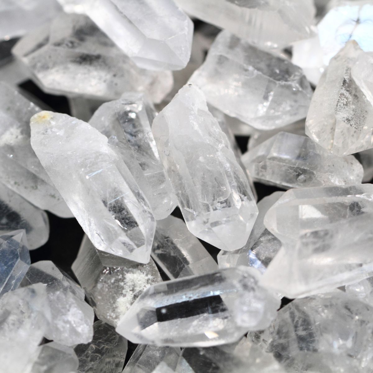 Klare, transparente Bergkristall-Rohsteine und Edelstein-Splitter für handgefertigten Schmuck.