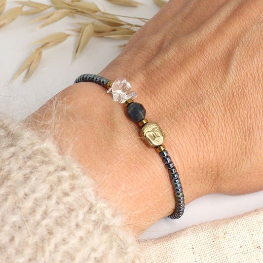Buddha Armband mit Tigerauge grau und Bergkristall am Handgelenk getragen – handgefertigter Edelstein Schmuck