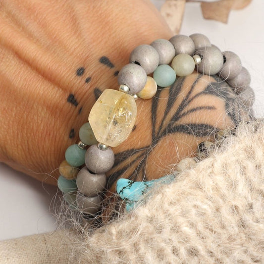 Citrin Armband mit Amazonit und Holzperlen getragen an einem Handgelenk