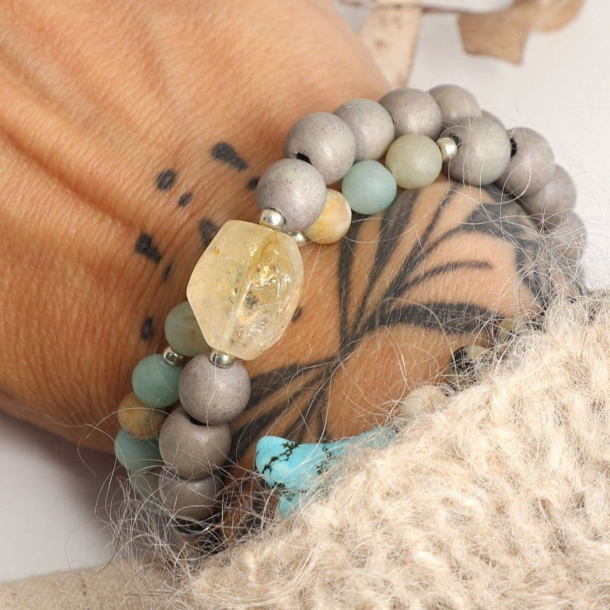 Nahaufnahme vom Citrin Armband mit Amazonit und Holzperlen