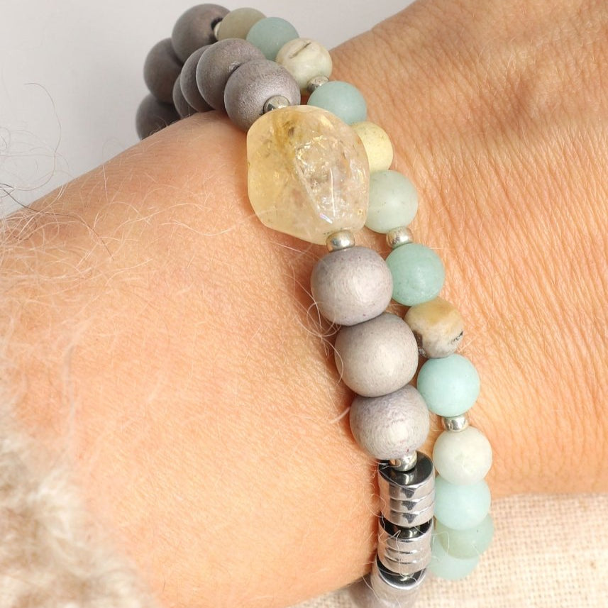 Seitenansicht vom Citrin Armband mit Amazonit und Holzperlen 