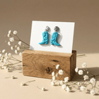 Cowboy Boots Ohrringe als Cowboy Schmuck auf Holzblock arrangiert