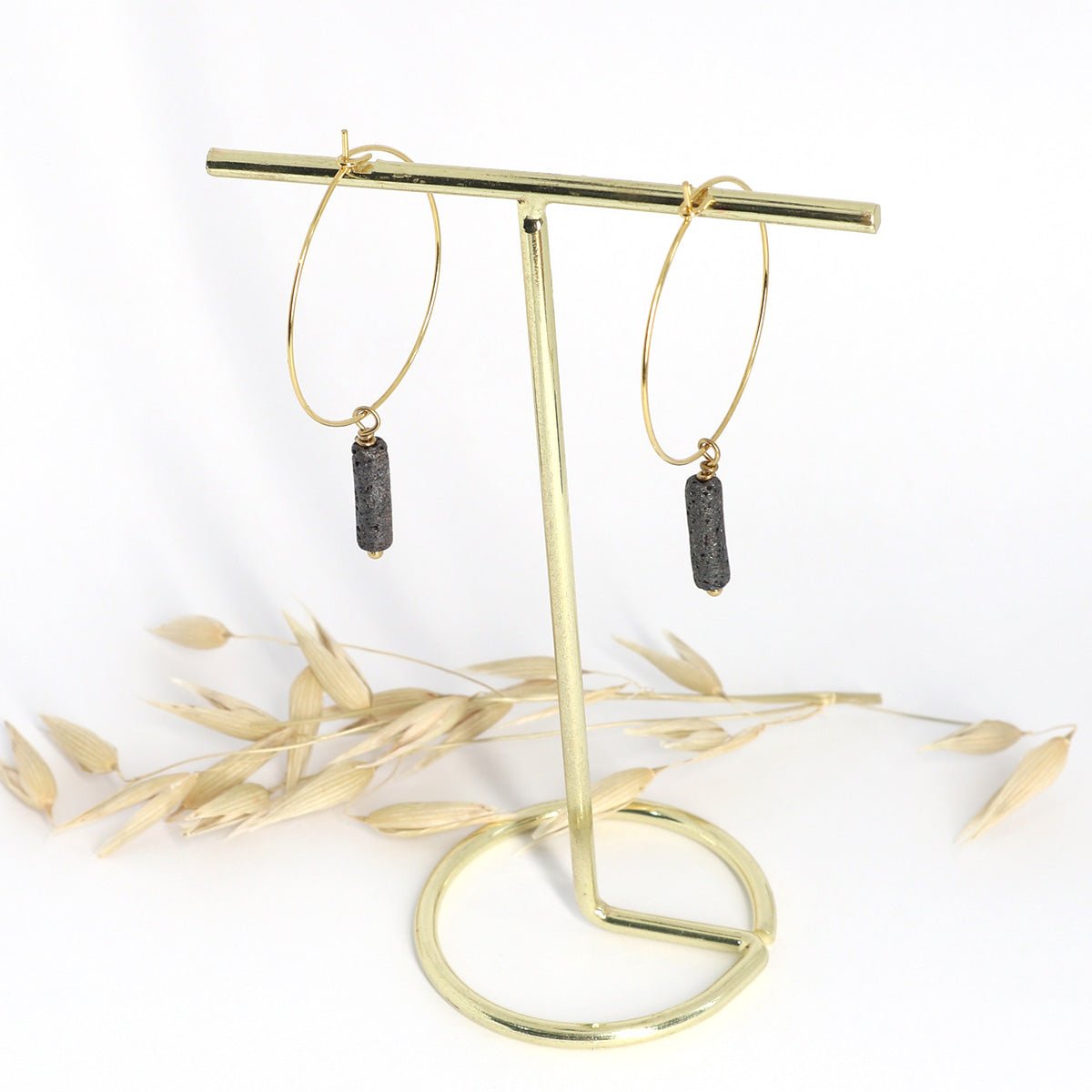 Vergoldete Creolen aus Edelstahl mit Hämatit - trueffeldesign | Handgemachter Schmuck mit Bedeutung