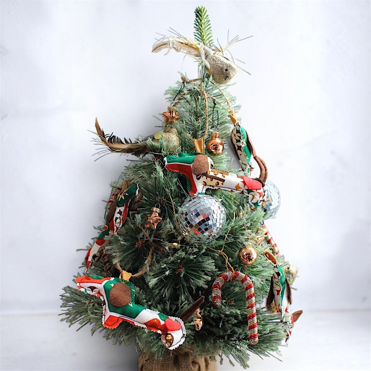 Beispiel-Weihnachtsbaum mit verschiedenen Dackel-Stoffanhängern als festliche Dekoration.