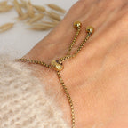 Größenverstelltes, vergoldetes Edelstahlarmband glänzt am Handgelenk