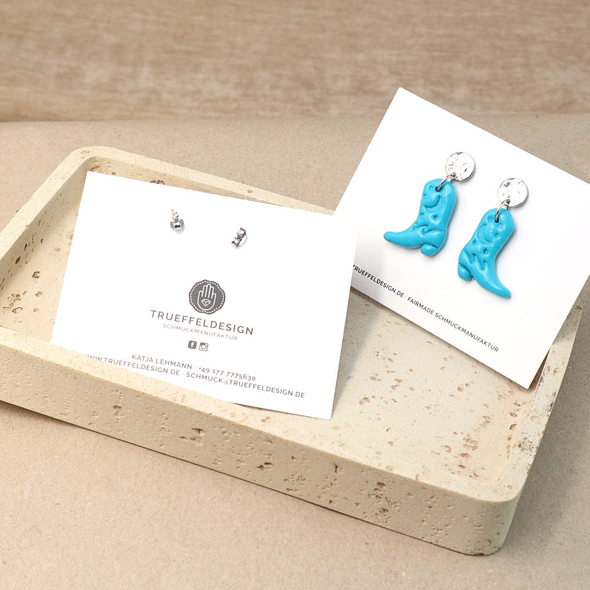Türkise Edelstahl Ohrringe in Cowboy Boots Form auf Schmuckkarte