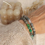 Wickel-Edelstein Armband mit grünem Achat, Bergkristall, Holzperlen und silbernem Anhänger am Handgelenk.