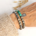 Hand trägt Edelstein Armband mit Achat, Hämatit und Holzperlen, handgefertigt im Wickeldesign
