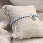 Freundschaftsarmband in Blau mit feinen Perlen und silbernem Herz als Geschenkidee für beste Freundinnen