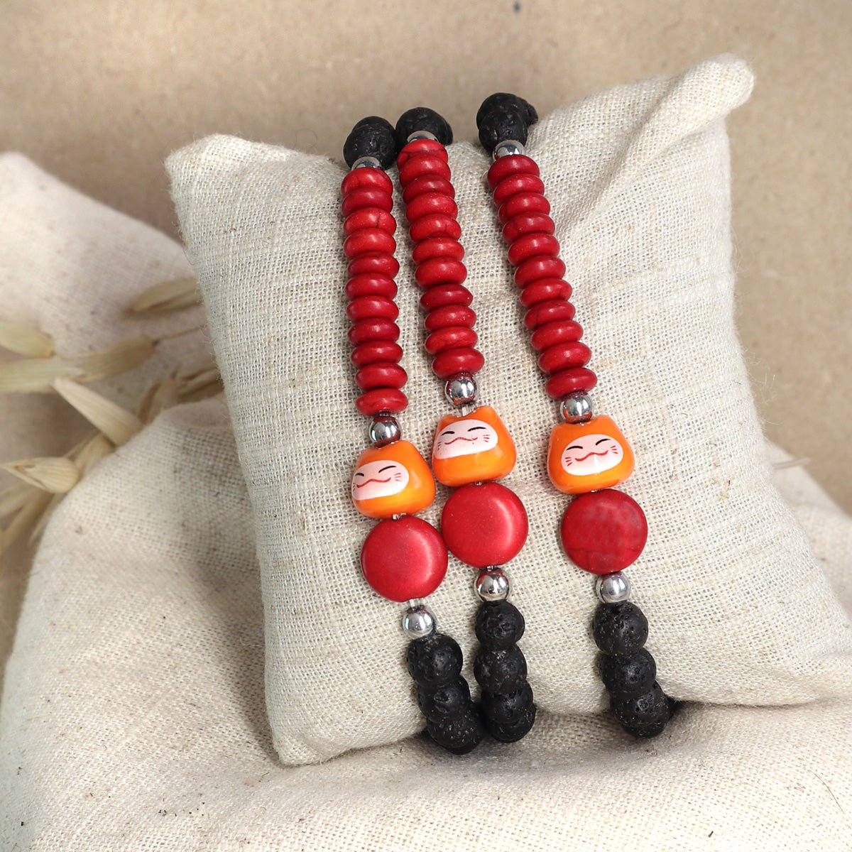 Detailansicht vom Glücksarmband mit roten Keramikperlen und Hämatit, handgemachter Schmuck mit Bedeutung
