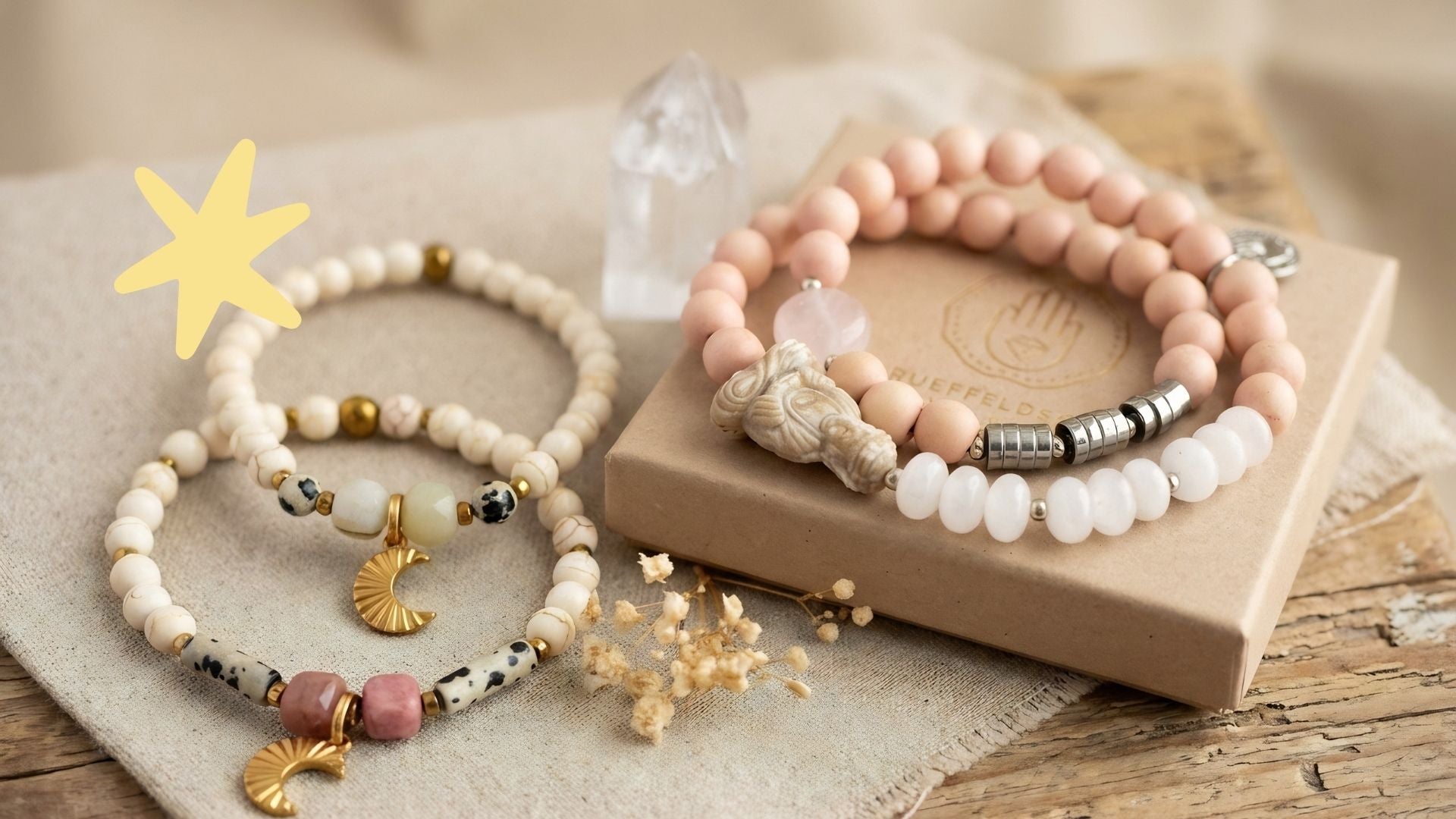 Drei handgefertigte Edelstein-Armbänder von Trüffeldesign mit Mond-Anhängern und Buddha-Elementen, präsentiert auf einer hochwertigen Geschenkbox aus Naturkarton.