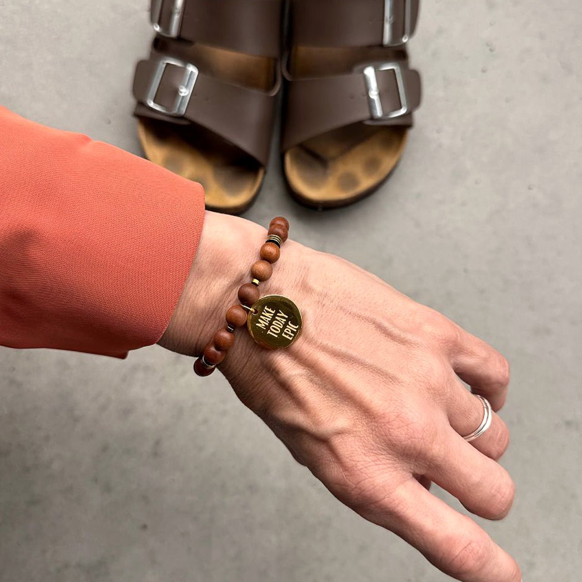 Elastisches Holzperlen-Armband Unisex getragen am Handgelenk im alltagstauglichen Lifestyle-Look.