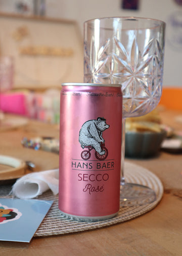 Welcome Drink mit Rosé Secco beim Mädelsabend und JGA Stickkurs in Köln für eine entspannte Zeit.