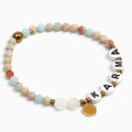 Karma Armband aus Mondstein und bunten Edelstein-Perlen auf weißem Hintergrund. trueffeldesign