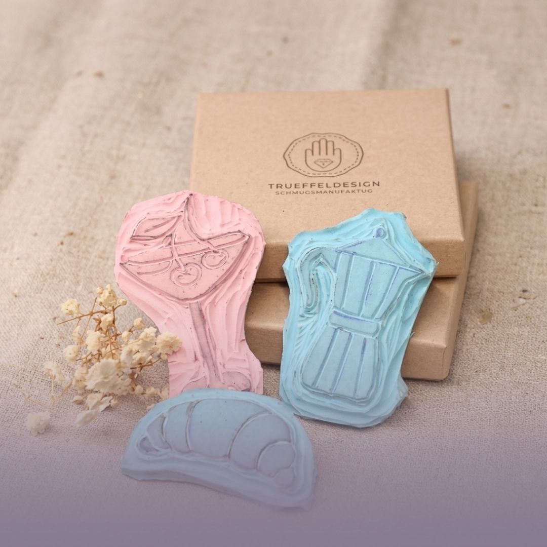 DIY Linoldruck-Set mit handgeschnitzten Stempeln aus einem Workshop bei Trueffeldesign.