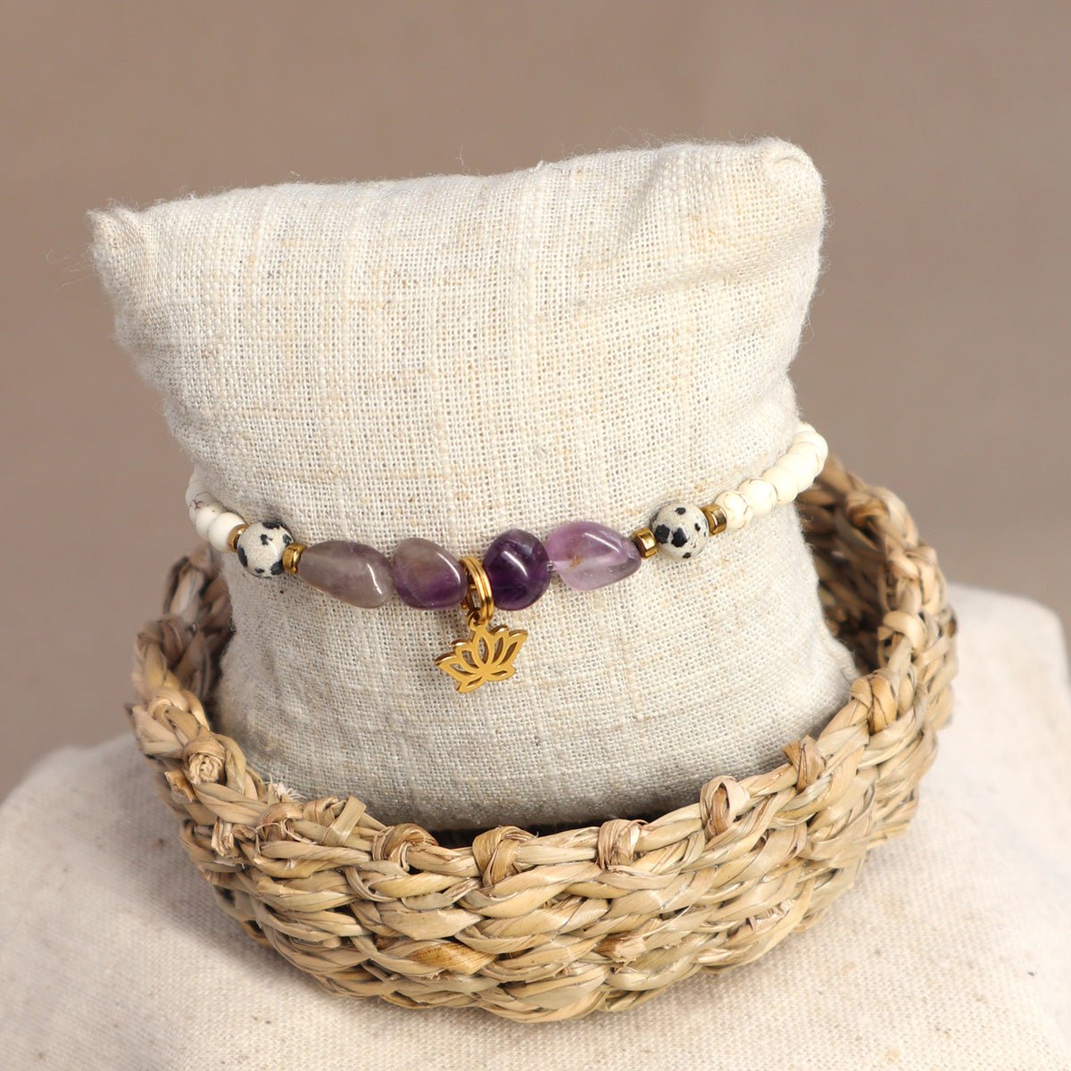 Feines Lotus Armband mit Amethyst , Perlen und vergoldeten Details, inspiriert von Wachstum und Klarheit.