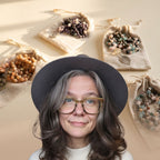 Katja berät eine Teilnehmerin im Atelier in Hürth bei der intuitiven Auswahl der passenden Edelsteinperlen für ihre Mala.