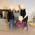 Eine Geburtstagsgruppe glücklicher Frauen präsentiert stolz ihre selbstgemachten Edelstein-Malas nach dem Workshop.