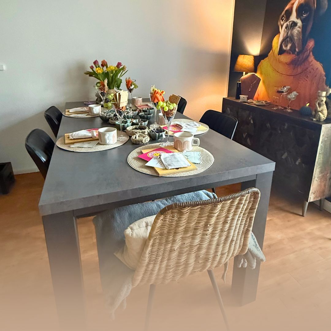 Ein festlich gedeckter Tisch mit Snacks und Getränken für die Teilnehmerinnen des Mala-Workshops im Atelier in Hürth.