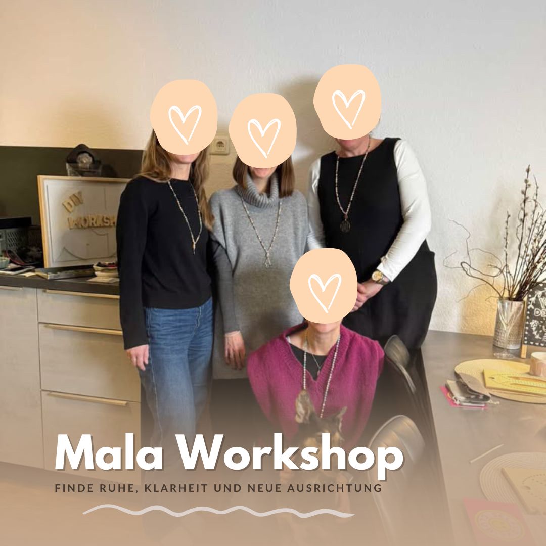 Teilnehmerinnen präsentieren ihre fertigen Mala Ketten beim Workshop