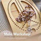 Mala Kette aus Rosenquarzperlen mit Anhänger auf Holzbrett beim Workshop präsentiert