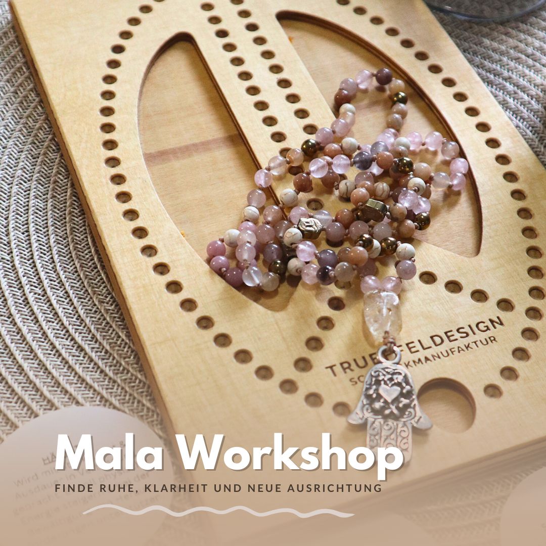 Mala Kette aus Rosenquarzperlen mit Anhänger auf Holzbrett beim Workshop präsentiert