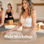 Frau trägt Mala Kette im Yoga Studio 