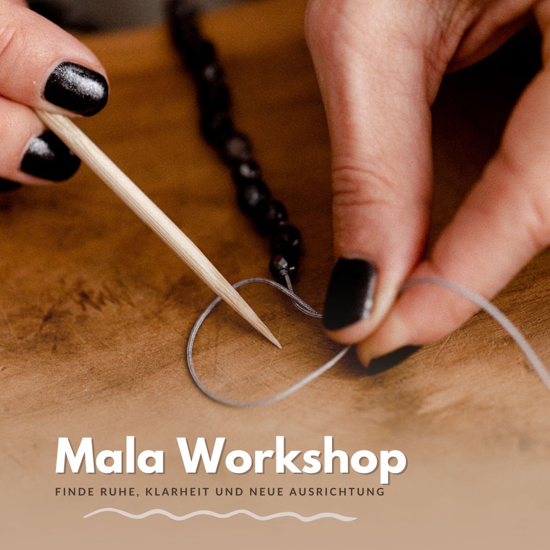 Hände fädeln schwarze Perlen auf Band beim Mala Workshop in Nahaufnahme