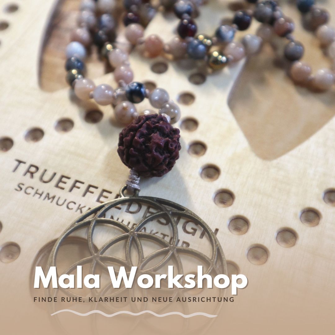 Fertige Mala Kette mit Guru Perle im Workshop