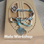 Mala Kette mit türkisfarbenem Anhänger auf Holzbrett beim Workshop ausgelegt