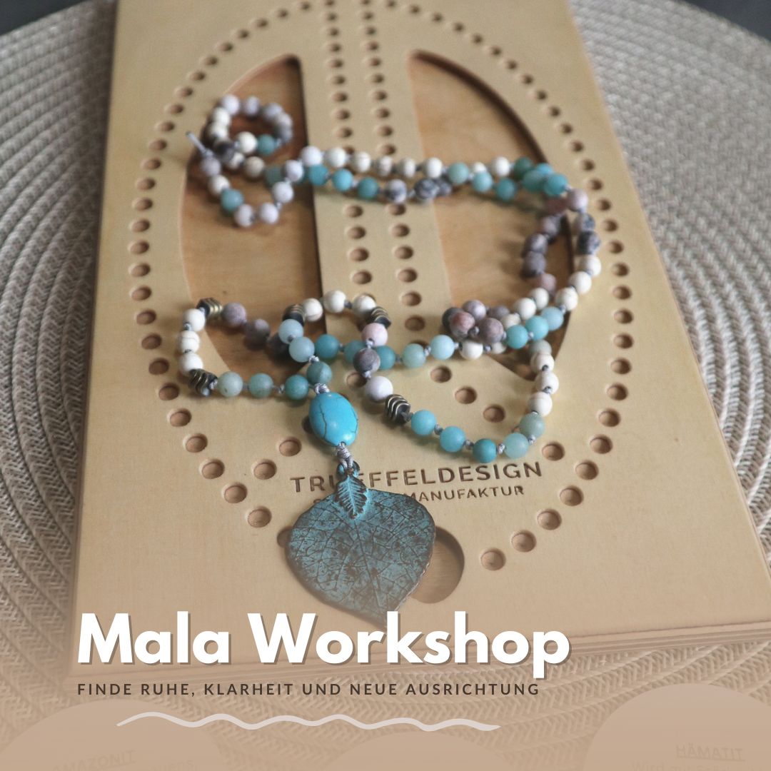 Mala Kette mit türkisfarbenem Anhänger auf Holzbrett beim Workshop ausgelegt