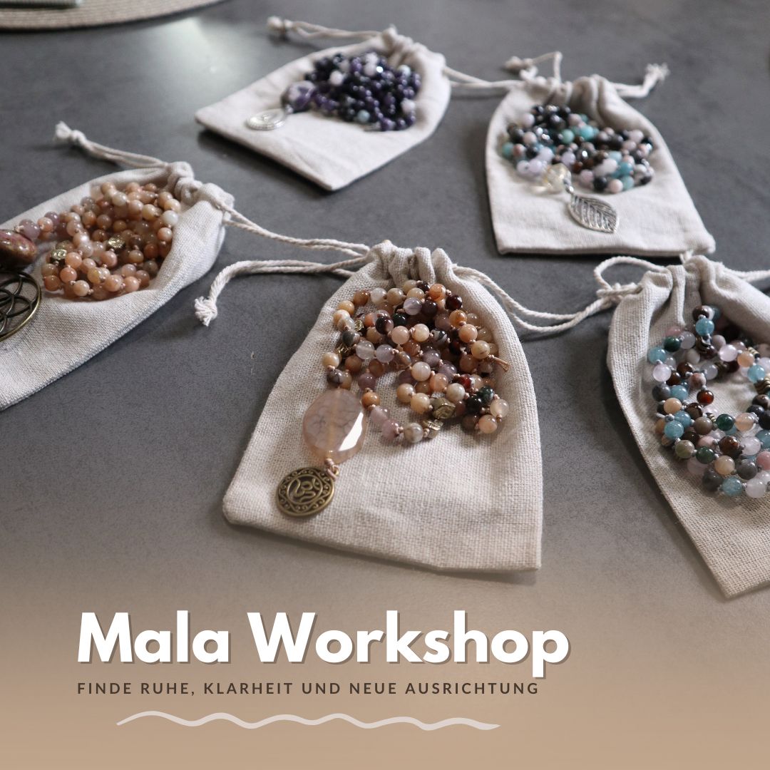 Mehrere Mala Ketten in Stoffbeuteln nach dem Workshop arrangiert