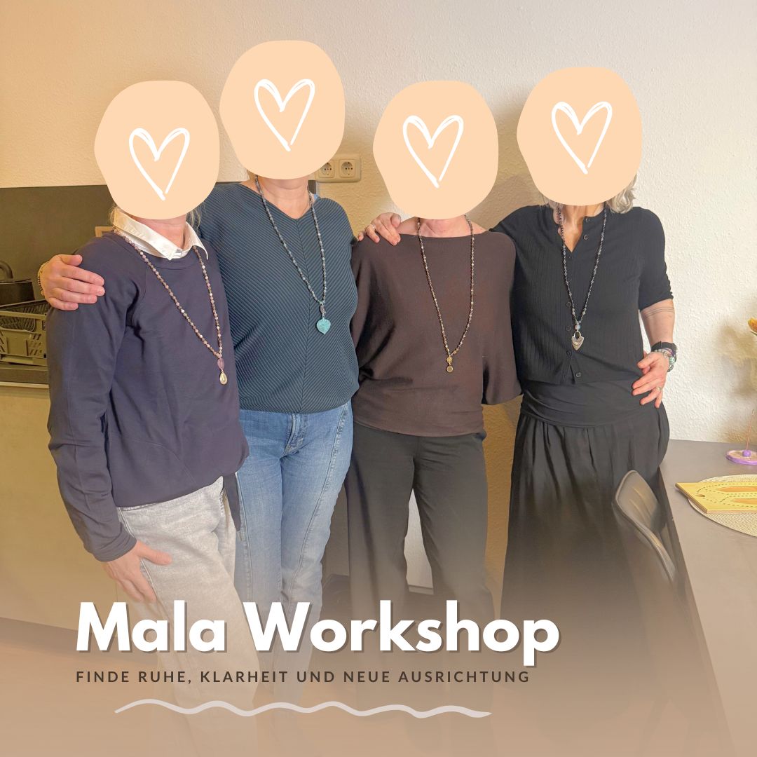 Teilnehmerinnen tragen selbst gestaltete Mala Ketten beim Gruppenfoto im Workshop